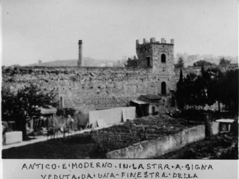 Le Mura - torre di Levante da piazza Garibaldi 1960 | Lastra a Signa