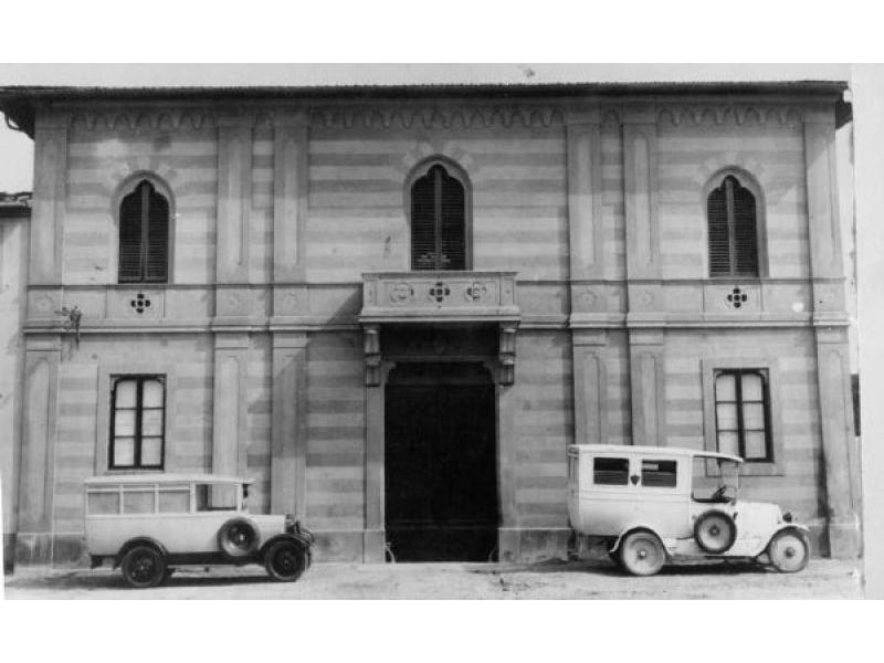 Lastra a Signa, piazza Garibaldi sede Misericordia ed ambulanze 1930