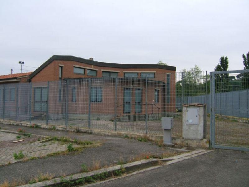 Porto di Mezzo, capo di Baseball.Spogliatoi (foto 2005)