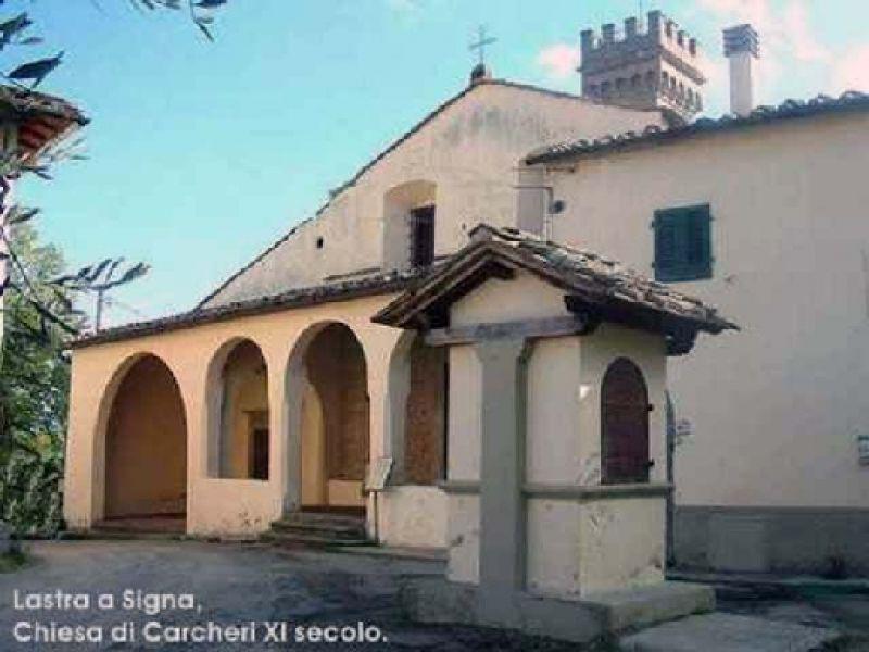 Carcheri. Ingresso della chiesa e<br>tabernacolo esterno<br> (2004)