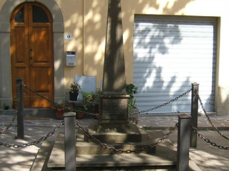 Ginestra F.na,  Piazza della Resistenca - Monumento ai caduti II GM  | Lastra a Signa