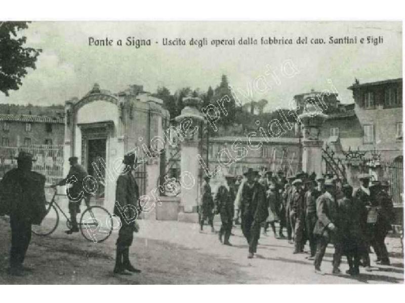 Ponte a Signa. Uscita operai dalla fabbrica del Cavalier Santini & Figli - 1918