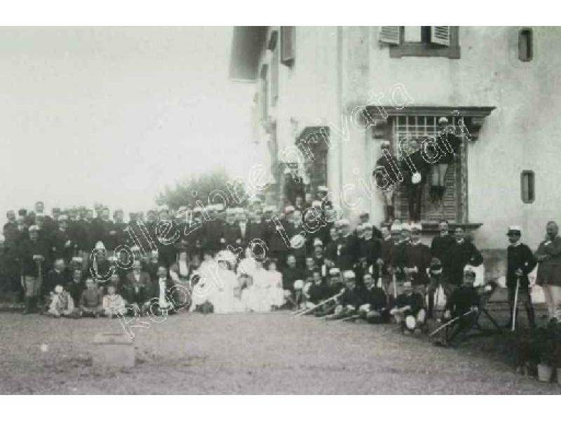 Ponte a Signa - Gruppo di militari e civili davanti a una villa 1900