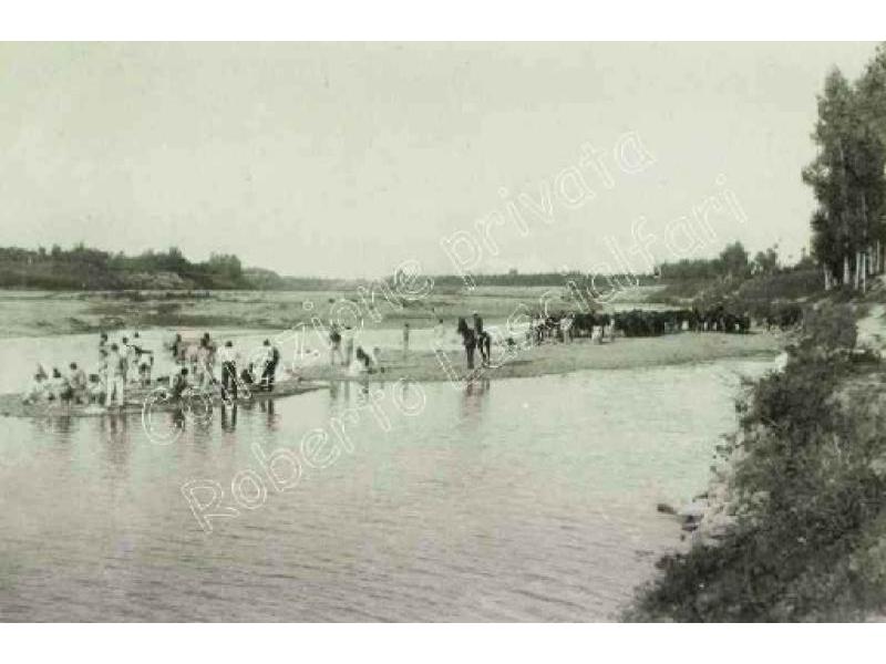 Manovre di cavalleria - Lavatura oggetti di corredo in Arno - 1900 (Ponte a Signa)