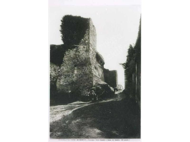 Torre d`angolo e fianco del castello - 1900 | Malmantile