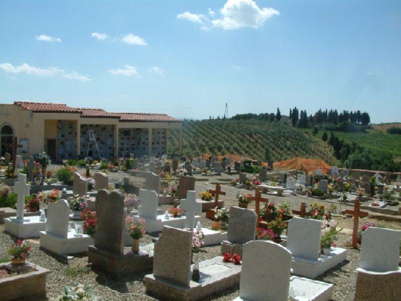 Cimitero di Malmantile, sullo sfondo la località di Gello (Giugno 2007)