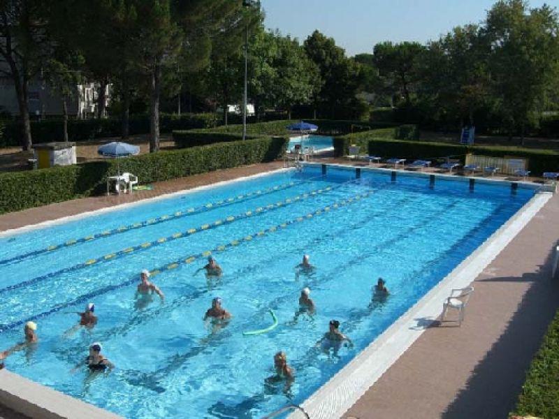 Castagnolo di lastra a Signa. Piscina comunale (2006)