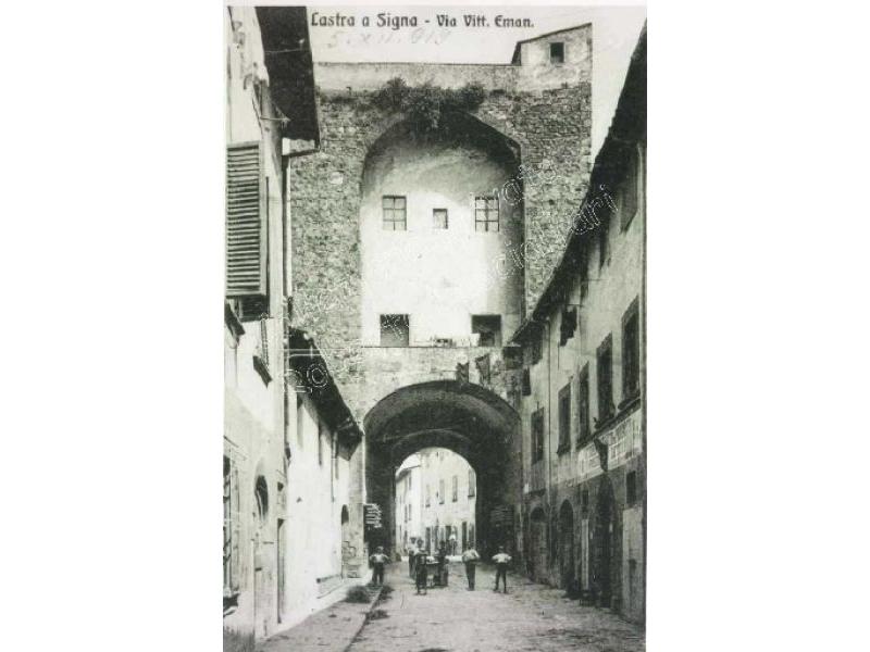 Lastra a Signa. Corso Vittorio Emanuele e Porta Fiorentina o di Levante 1919