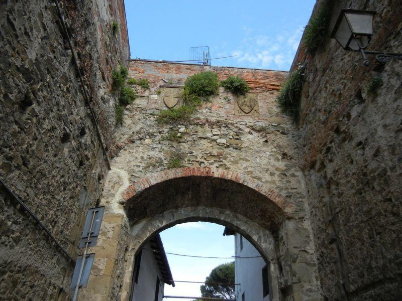 Porta pisana, interno da Corso Manzoni | Lastra a Signa