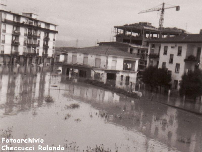 Via Livornese, zona Il Bivio (Vie Gramsci, Livornese,Cipriani) (4 novembre 1966) | Lastra a Signa