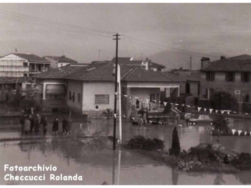 Via Livornese, zona Via Cipriani - Via 1° Maggio  (4 novembre 1966) | Lastra a Signa
