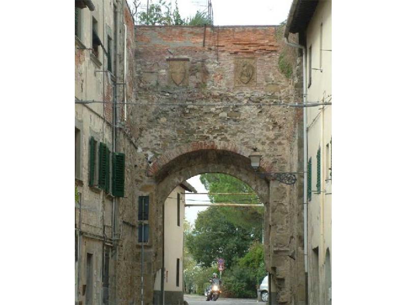 Insegne del Popolo Fiorentino e Partito Parte Guelfa (Porta Pisana 2007) | Mura di,Lastra a Signa