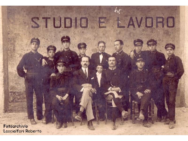 Costumi toscani, studio e lavoro (1900)