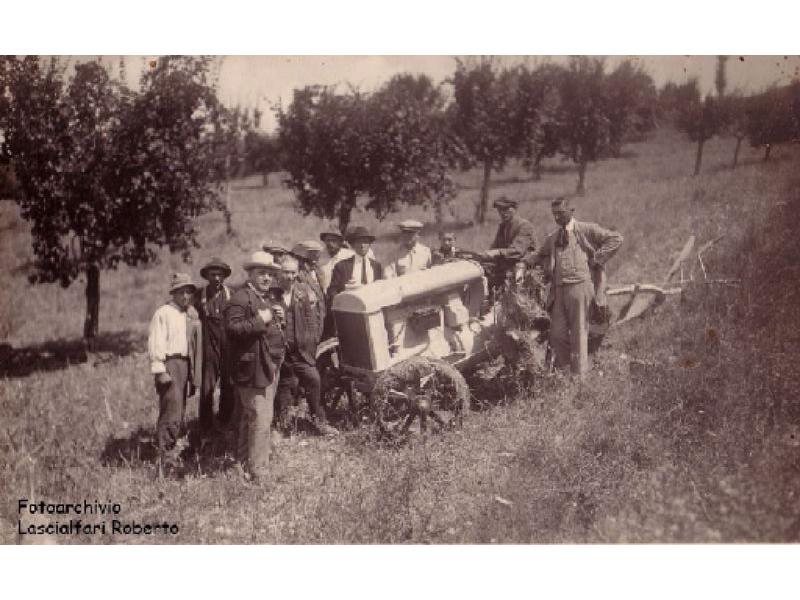 Paesaggio toscano, lavoratori dei campi con trattore del 1900