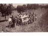 Paesaggio toscano, lavoratori dei campi con trattore del 1900 (imm. 2 di 22)