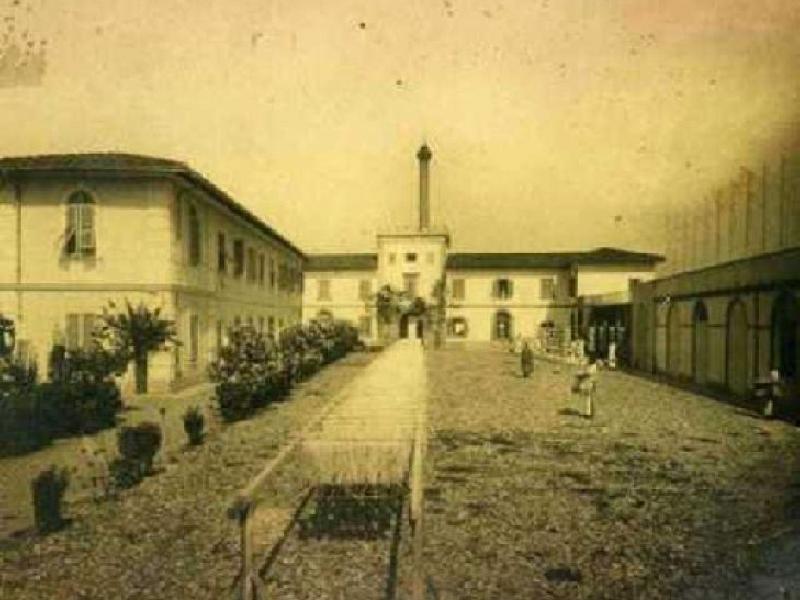 Indistria della paglia, piazzale della fabbrica Andreidi Lastra a Signa 1920