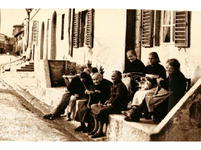Trecciaiole in via 24 Maggio di Lastra a Signa, 1950 circa