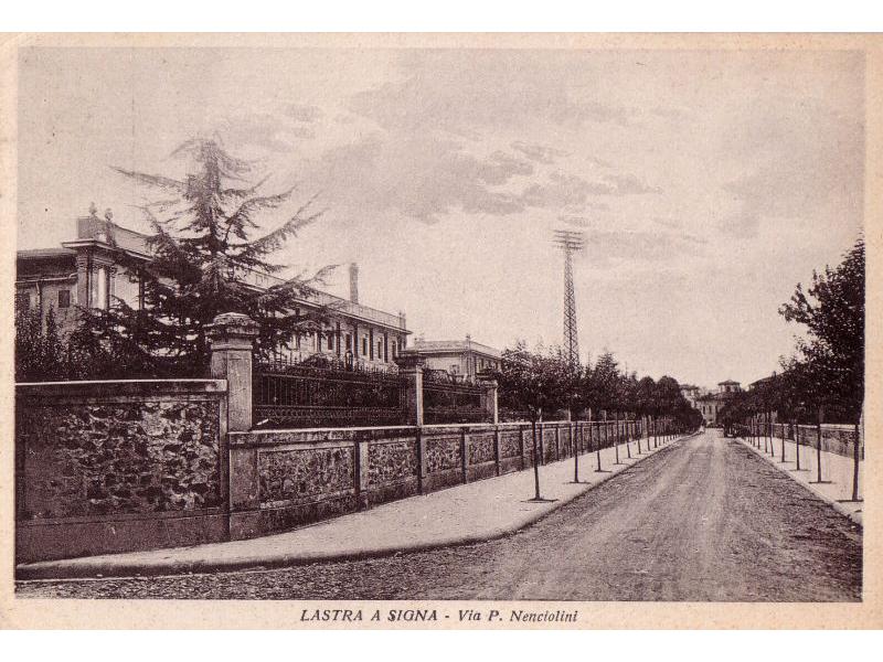 Via Matteotti e fabbriaca di cappelli di paglia Andrei in una foto del 1930 | Lastra a Signa
