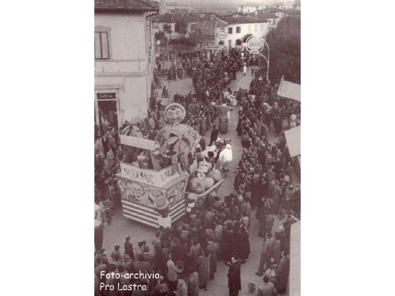 Corso mascherato in via Livornese (1954) | Lastra a Signa
