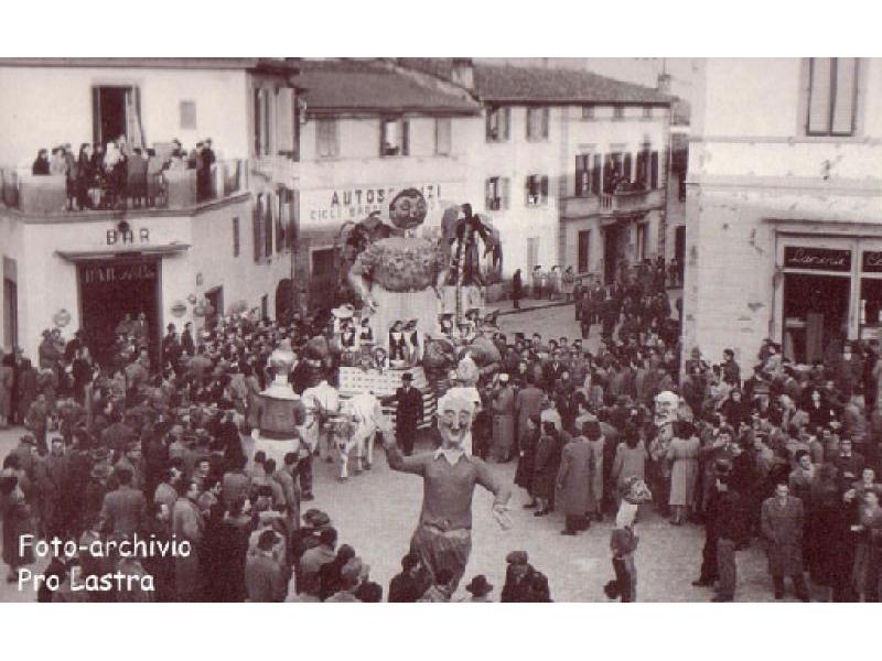 Corso mascherato in Via XXIV Maggio, e piazza IV   Novembre (1954) | Lastra a Signa