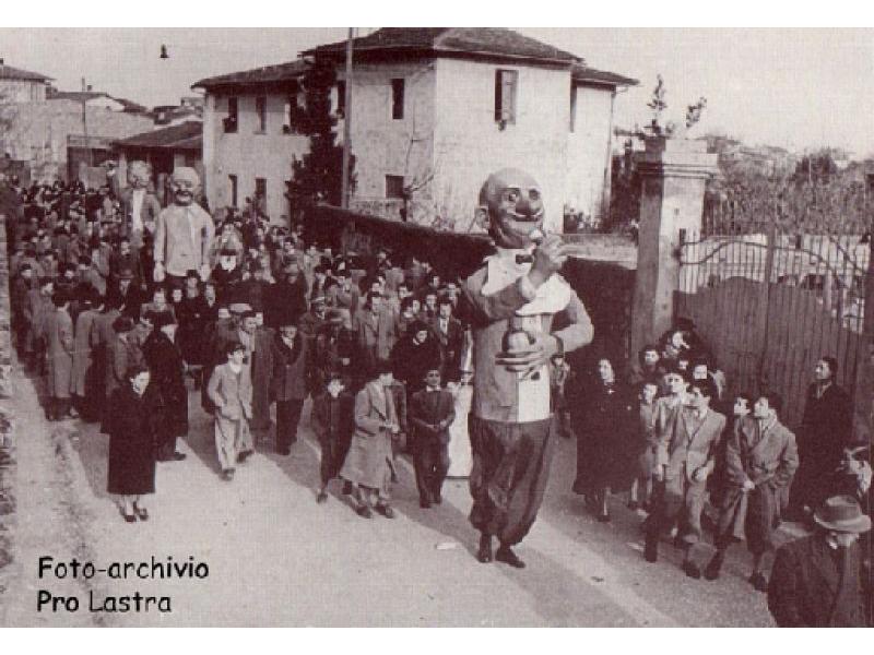 Corso mascherato in via XXIV Maggio (1954) | Lastra a Signa