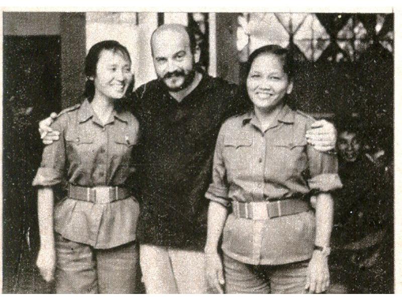 Leoncarlo Settimelli con soldatesse vietnamite