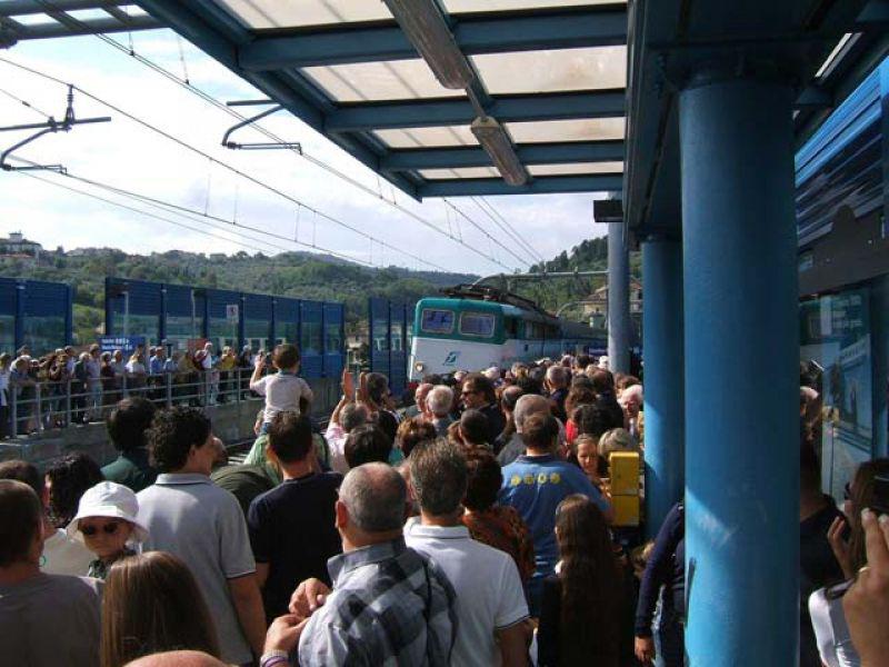 Primi viaggaitori alla stazione ferroviaria di Lastra a Signa 27/8/2006 