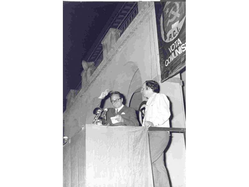 Comizio del Sindaco Gerardo Paci, a fianco Franco Terreni. Manifestazione per la salvezza della Columbus, Lastra a Signa, 1968