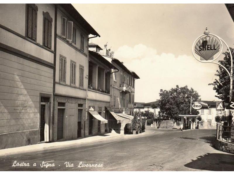 Lastra Signa, Via Livornese, La Posta con distributori di Benzina. (anni 50)