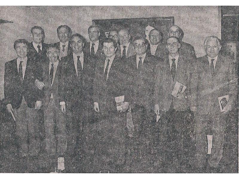 Foto di gruppo per le vecchie glorie nerazzurre:da sinistra in prima fila Brighenti,Lorenzi,il presidente Pellegrini,Nyers,Fattori,Achilli,Franzosi.In seconda fila:Nesti,Blason,Armano,Giacomazzi,Padulazzi,Passalacqua,Giovannini.