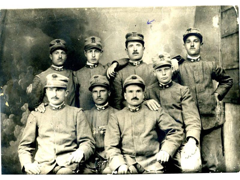 Soldati durante la prima guerra mondiale. Terzo da sinistra in piedi Giovanni Taccetti di Lastra a Signa