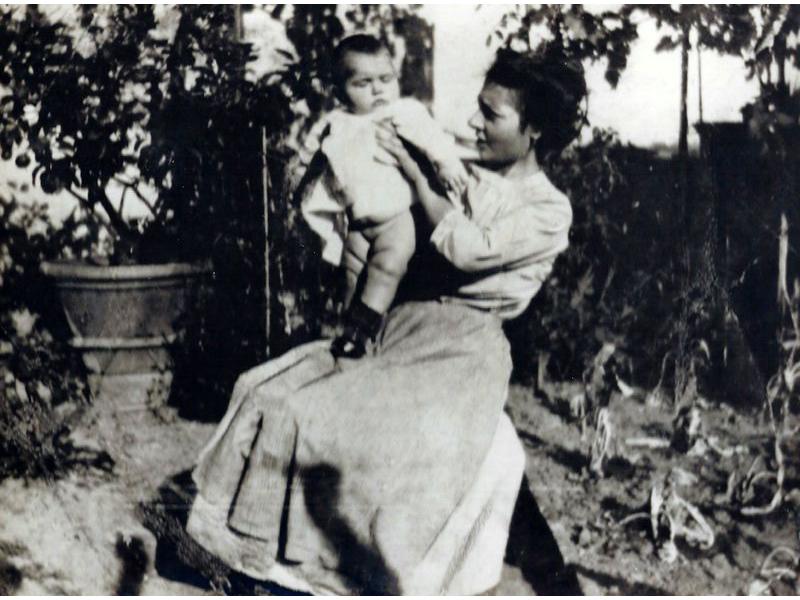 Piera Pieri (moglie di Floro) con la figlia Fulvia Bicchierai. Anno 1913