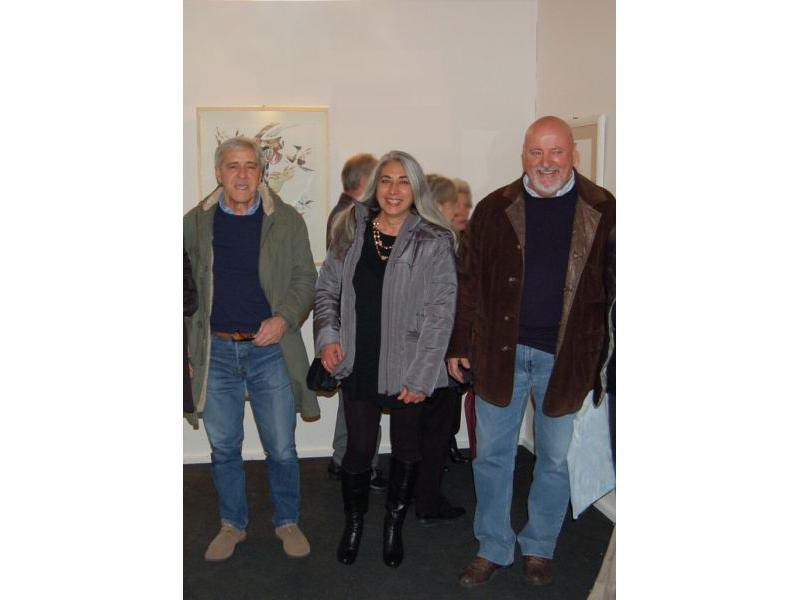 L’artista con da sinistra il critico d’arte e curatore della mostra Massimo Bertozzi e l’organizzatore dell’evento Claudio Giannini. Inaugurazione, sala del Palazzo Ducale – Massa.
