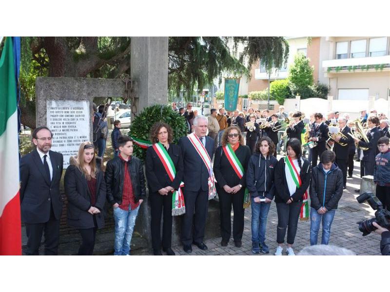 25 aprile 2016. Il Sindaco Angela Bagni al monumento alla Resistenza