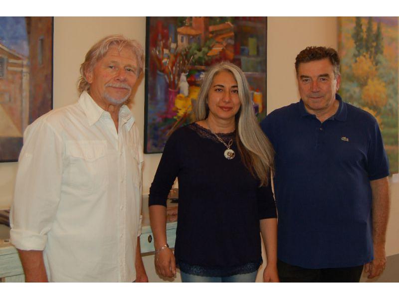 L’artista con da sinistra il collega Marcello Bertini e il critico d’arte Andrea Mancini (Palazzo Roffia, S.Miniato - Pi)