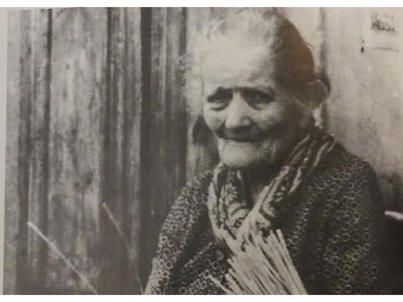 Una trecciaiola fotografata durante il lavoro
