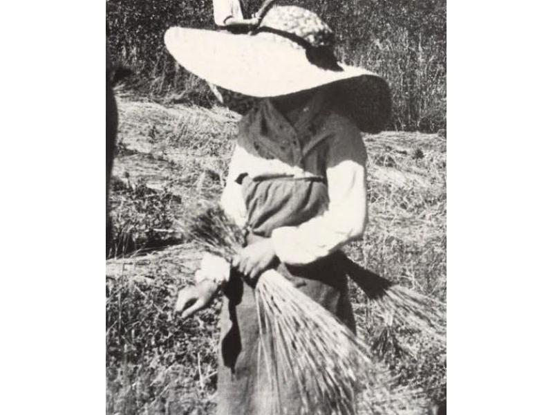 La trecciaiola senza volto, simbolo delle tante donne che in quegli anni svolgevano questo lavoro