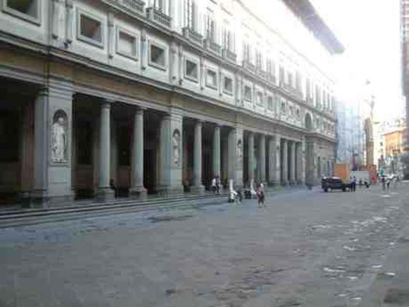 Firenze, loggiato degli uffici. Agosto 2003