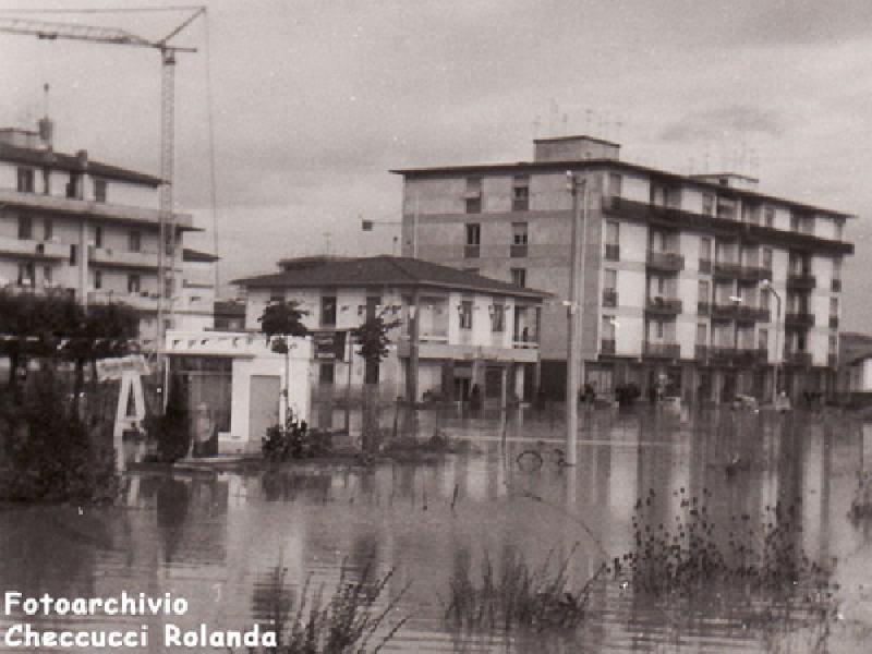 Via Livornese, zona Via Cipriani, piazza Firenze nel 2009 (novembre 1966)