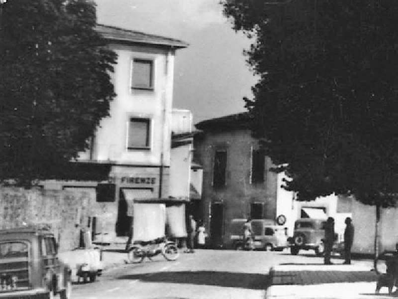Lastra a Signa, la Posta (angolo Viale Matteotti - Campinoi, Piazza 4 Novembre) 1955 circa