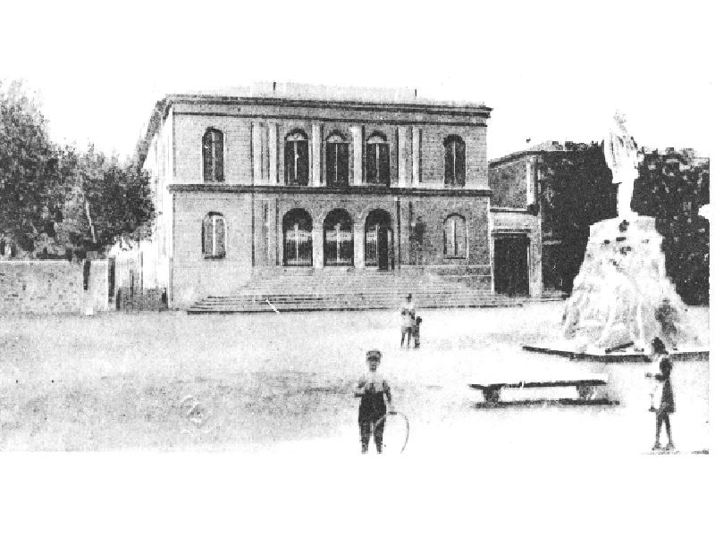 Signa, Signa, Cinema teatro Ernesto Rossi Piazza Felice Cavallotti con monumenti a Felice Cavallotti (1910 circa)