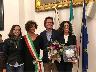 Foto ricordo. Il Sindaco Angela Bagni e Richard e Lisa Altig (2017) (imm. 4 di 4)