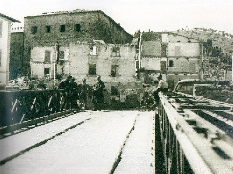 Ponte a Signa ponte Bradley in costruzione, sullo sfondo Torre Pandolfini (1946)