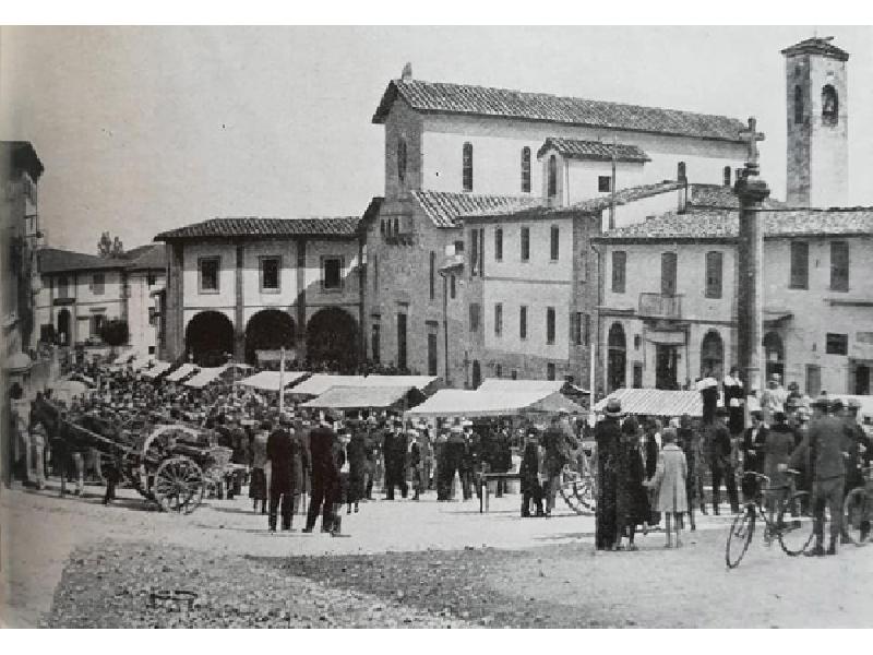 Beata Giovanna, la Festa. Bancarelle di Piazza Cavour (1930 circa)