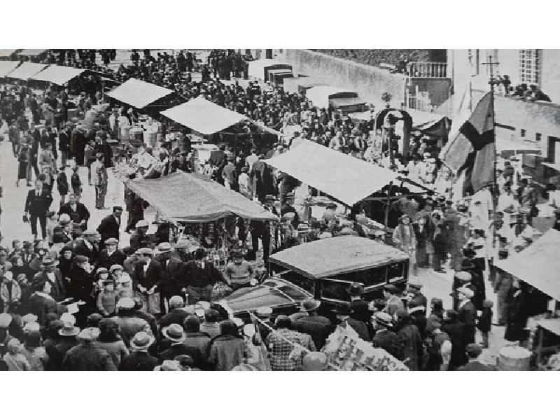 Beata Giovanna, la Festa. Bancarelle di Piazza Cavour (1930 circa)