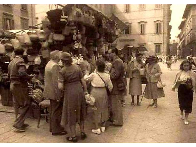 Firenze, anni 50 del XX secolo, turisti ammirano manufatti di paglia