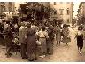 Firenze, anni 50 del XX secolo, turisti ammirano manufatti di paglia (imm. 8 di 8)