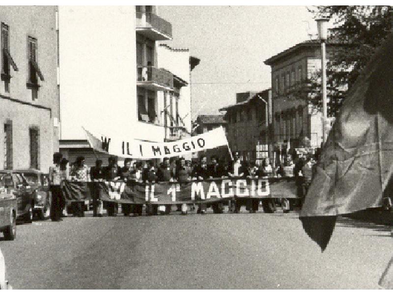 Corteo popolare in occasione del Primo Maggio. Lastra a Signa (1955 circa)