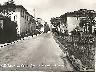 Porto di Mezzo, ingresso del paese (1960 circa) (imm. 11 di 31)