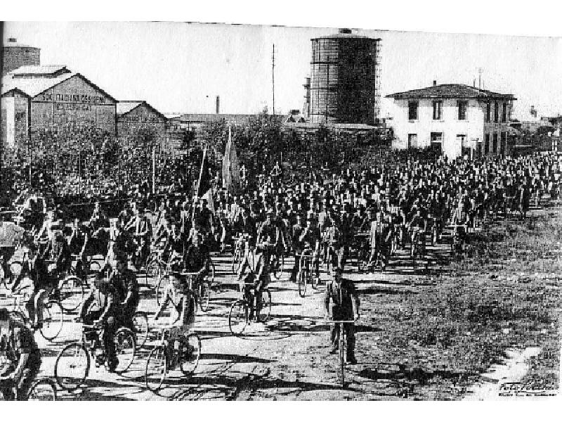 Operai in uscita dalla fabbrica Pignone (1930 circa)